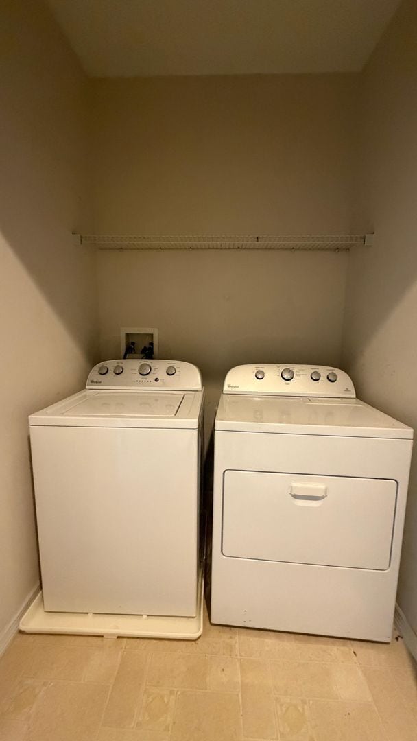 Building Photo - Beautiful 2 bed & 2.5 bath townhome