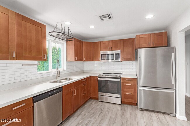 Building Photo - 501 E El Camino Dr
