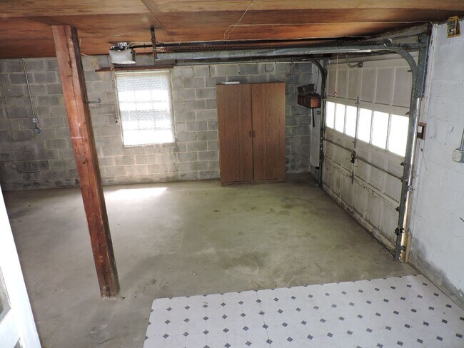 Building Photo - Call Linda 804-642-2106 or linda@vacosold.com
