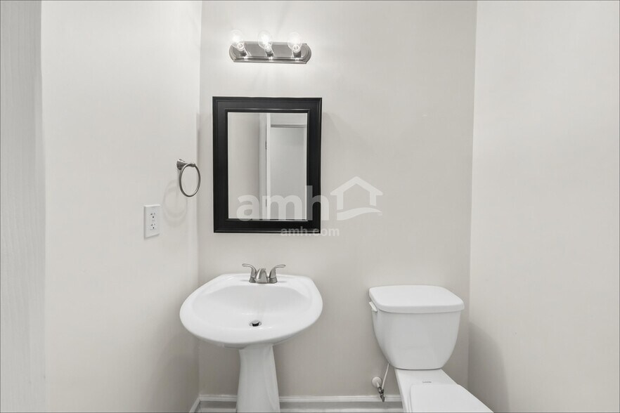 Building Photo - 364 Hidden Creek Ln