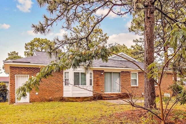Building Photo - Ranch Style 3 bedroom 2 bathroom NEST Close to Fort Liberty!