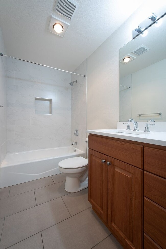 Building Photo - Beautifully Remodeled 2 Bed 2 Bath Redmond Condo!