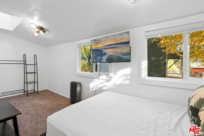 Building Photo - 993 Cameron Dr