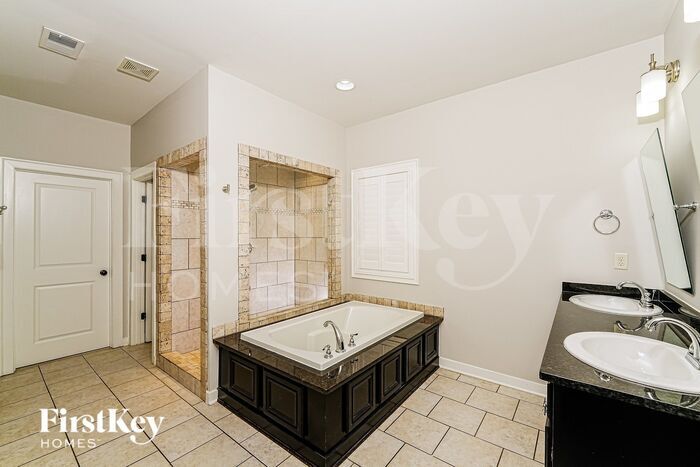 Building Photo - 455 Lake Chelsea Way