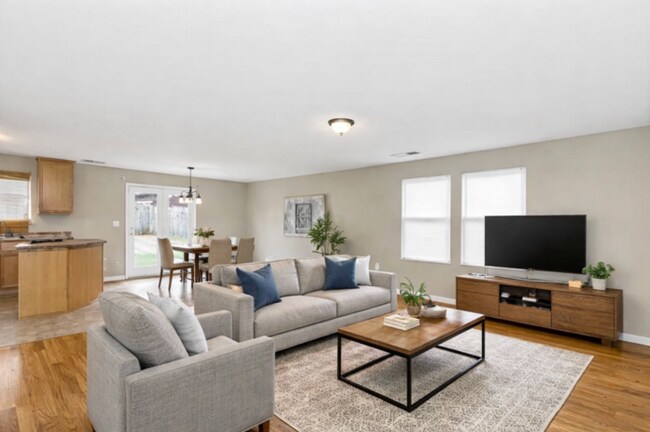 Building Photo - Fabulous home with FENCED YARD