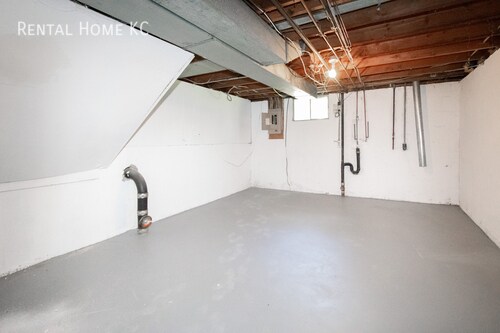 Building Photo - Roomy 3-bed 2-bath Duplex w/Fin Lower Leve...