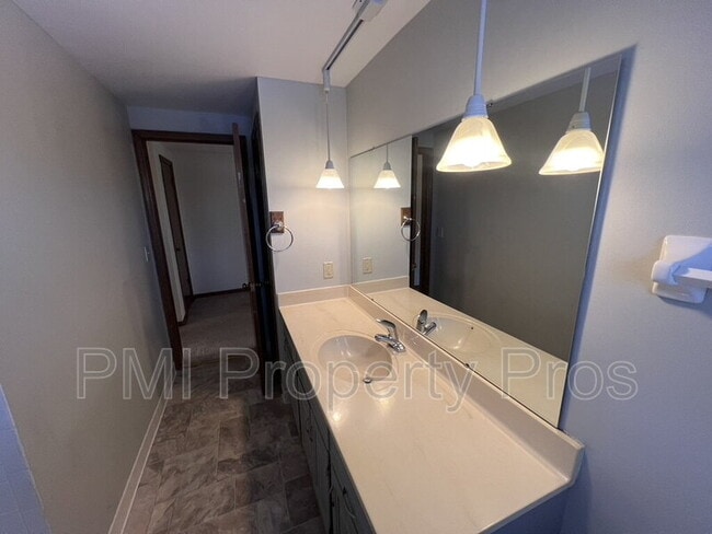 Building Photo - 3204 Chateau Ct