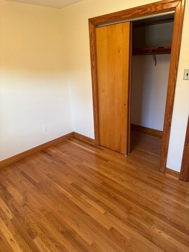 Building Photo - Well maintained 3 Bedroom/2 bath brick rancher in Mechanicsville with large backyard and two car ...