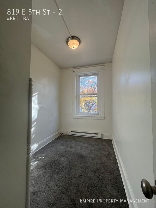 Building Photo - Available Now! 2nd and 3rd Floor: 4 Bedroo...