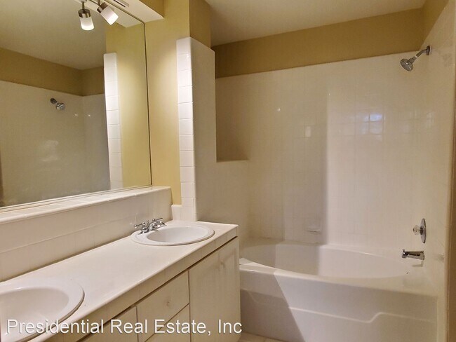 Building Photo - 379 Dunsmuir Terrace