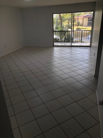 Building Photo - 866 SW 9th Street Cir