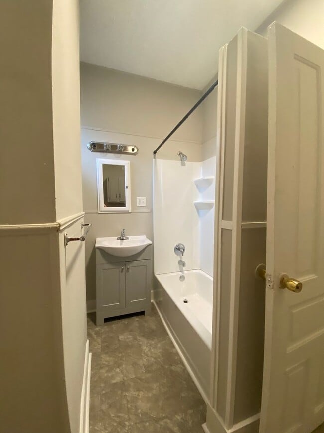 Building Photo - 2 Bedroom with basement, washer/dryer hook...