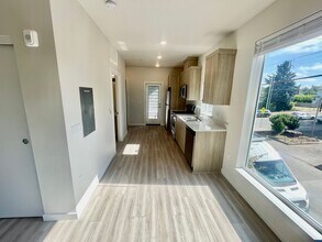 Building Photo - Vibrant Studio Apartment - Belmont St