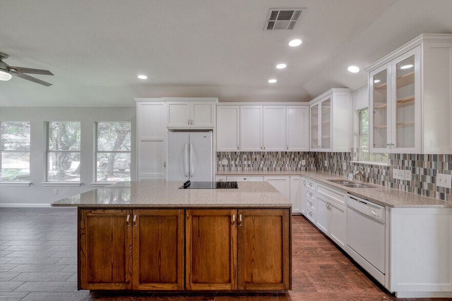 Building Photo - 10114 Thomas Ln