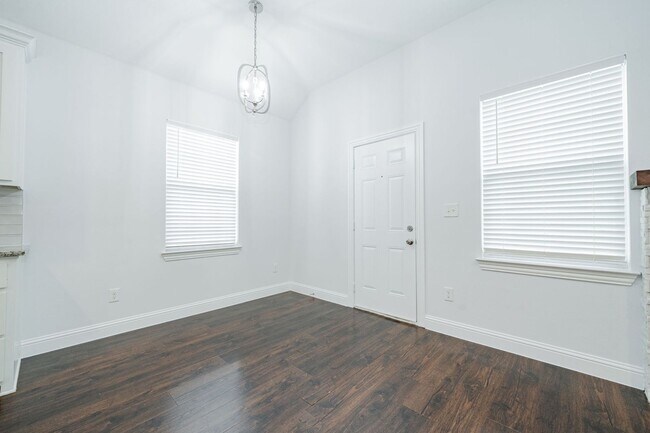 Building Photo - Beautifully Updated 3-Bed, 2-Bath Home Nea...