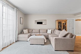 Building Photo - 100 Shearwater Ct E