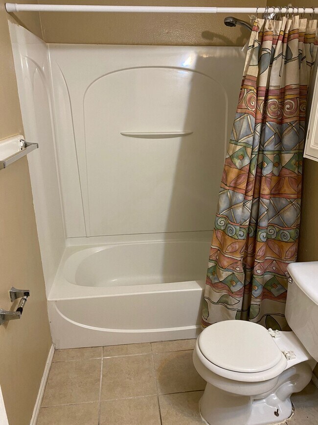 Building Photo - 811 E Stonegate Dr