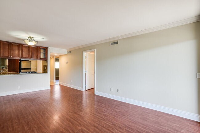 Building Photo - Beautiful 2 Bedroom 2 Bathroom Condo in La...