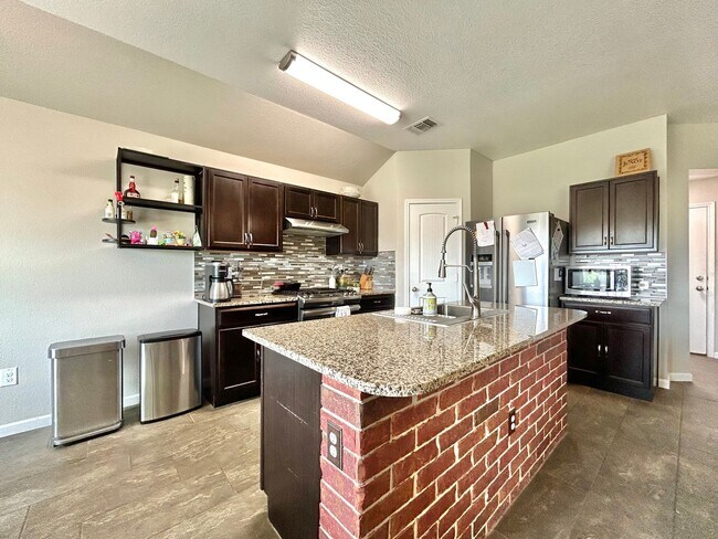 Building Photo - Stunning 3/BR 2/BA Home with Spacious Back...