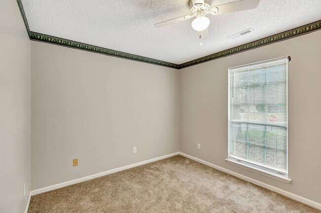 Building Photo - The Lakes