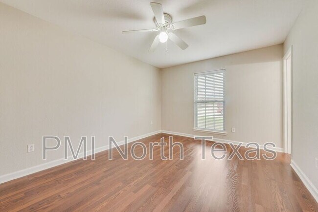 Building Photo - 305 Live Oak Dr