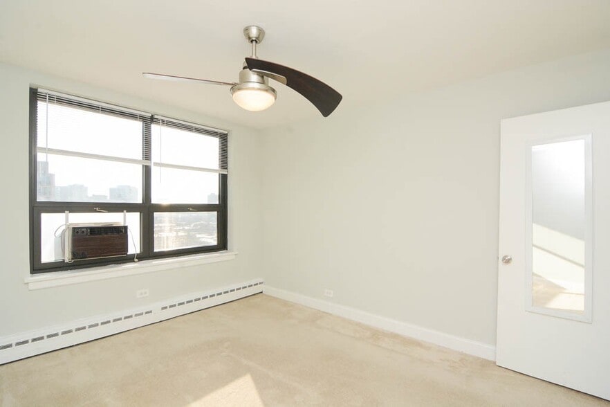 Building Photo - 428 W Wellington Ave