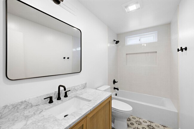 Building Photo - 219 Avenida Santa Barbara