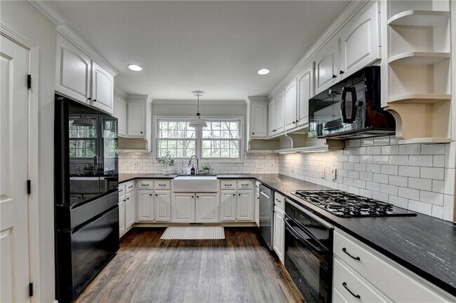 Building Photo - 443 Lakeshore Dr NW