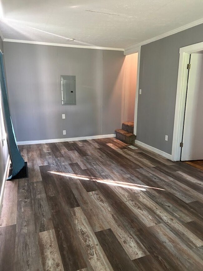 Building Photo - 3 Bedroom, 1 Bath Cape Cod Home w/Detached...
