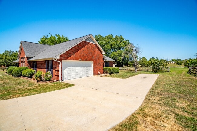 Building Photo - 800 Oak Ln Dr