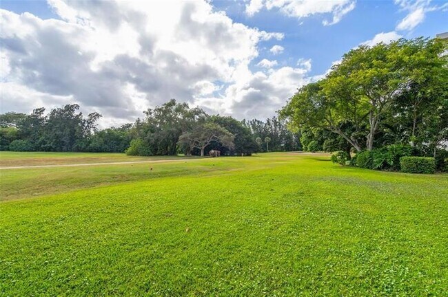 Building Photo - 3100 N Palm Aire Dr