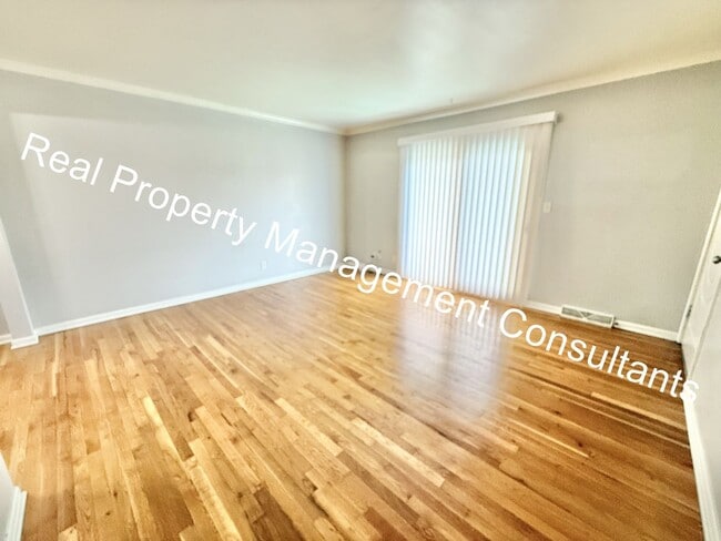 Building Photo - Kansas City midtown living 1 bed 1 bath home for rent!