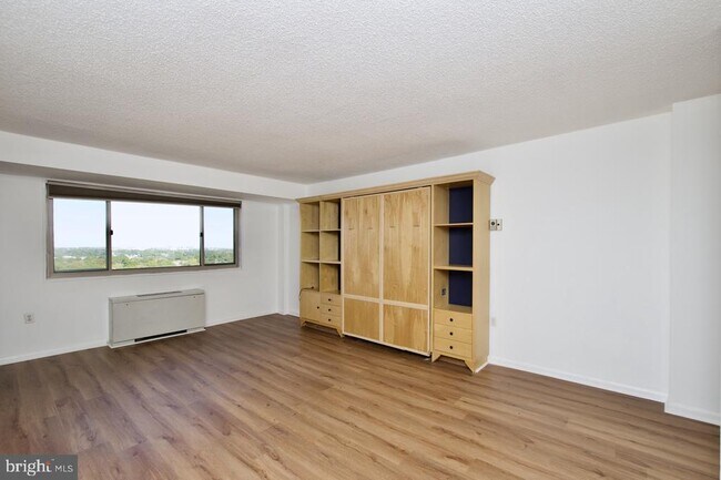 Building Photo - 2500 N Van Dorn St