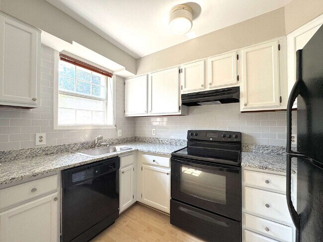 Building Photo - Welcome to this well-maintained top-floor condominium