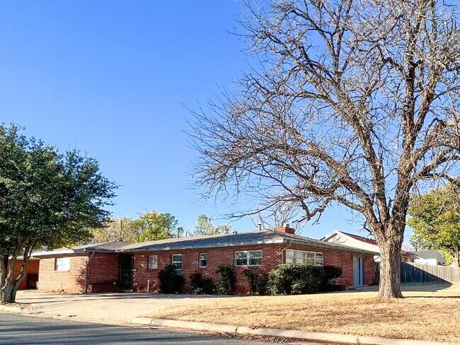 Building Photo - Large Home Preleasing for Summer 2025!