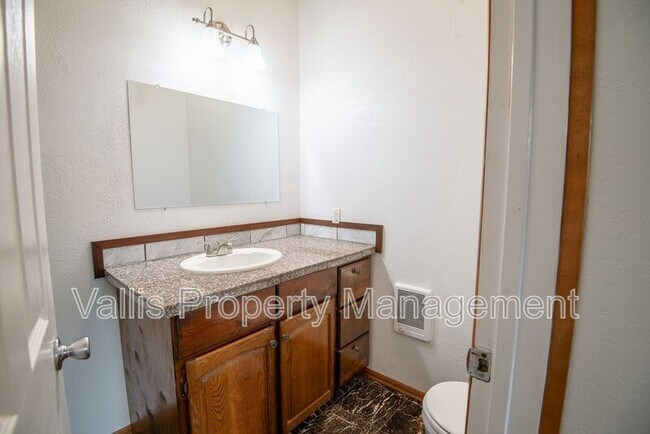 Building Photo - 920 13th St NE