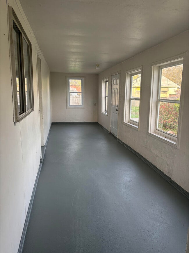 Building Photo - COZY 4 BEDROOM CAPE COD