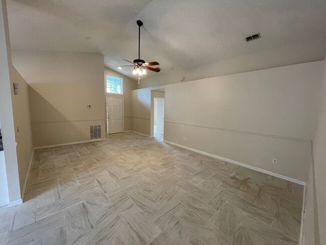 Building Photo - 3 Bedroom/2 Bathroom Single Family Home