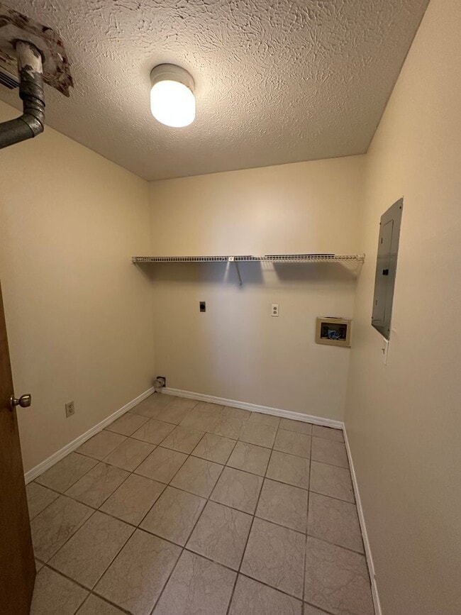 Building Photo - 2 bed 2 bath townhome, perfect location!