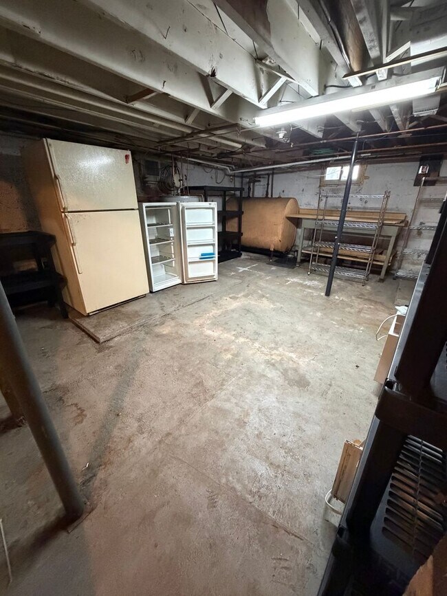 Building Photo - Spacious 4BR in a Quiet, Private Pocket