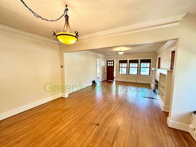 Building Photo - Huge 3 Bedroom 2 Bathroom House in Heart o...