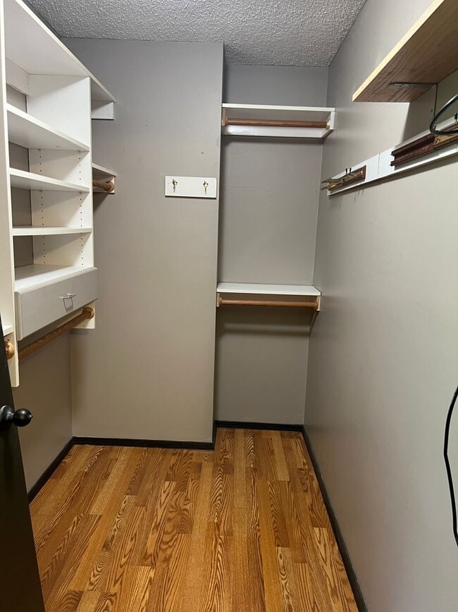 Building Photo - 4 bedroom/2 bath house