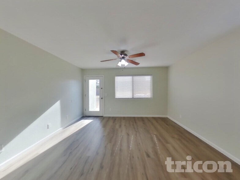 Building Photo - 8701 S 50th Dr