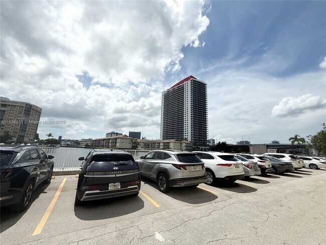 Building Photo - 1833 S Ocean Dr