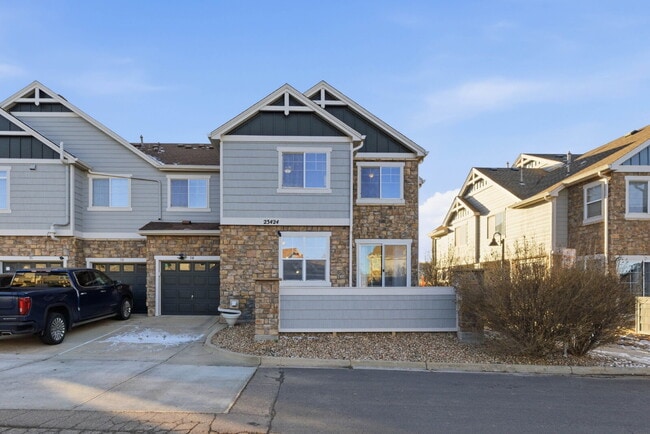 Building Photo - "Spacious 3-Bedroom Haven with 2.5 Baths in Aurora – 1,860 Sq Ft of Comfort and Style!"
