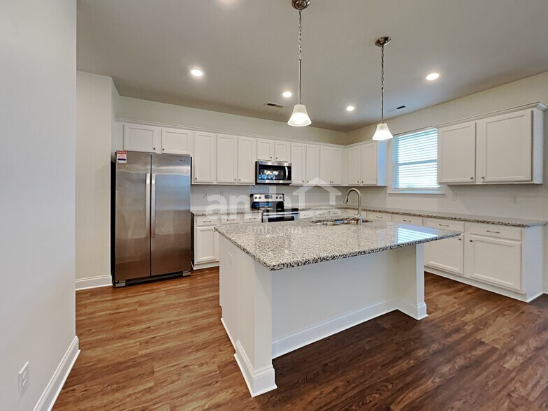 Building Photo - 111 Samara Ln