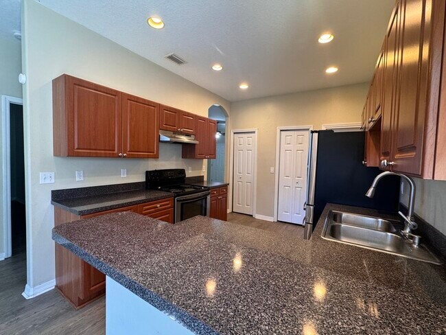 Building Photo - Charming 3-Bedroom Home with Modern Update...