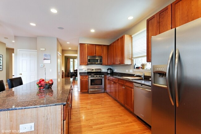 Building Photo - 800 Deroo Lp