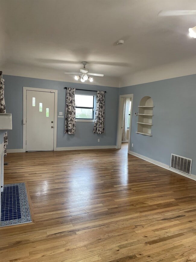 Building Photo - 437 Maple St NE