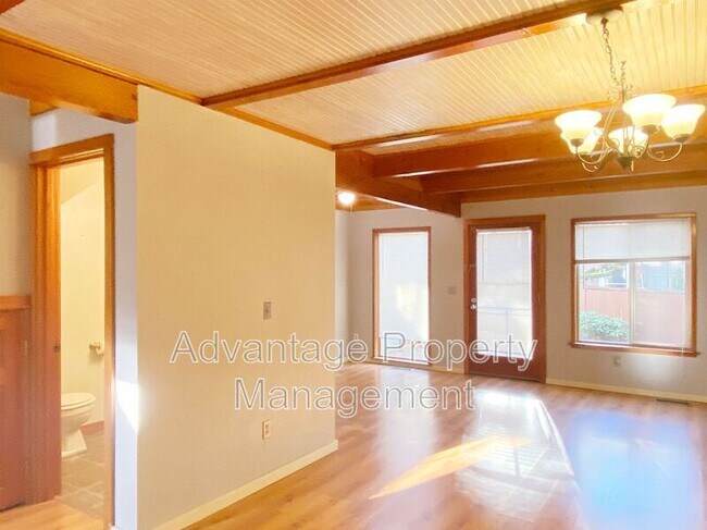 Building Photo - 149 NE Powderhorn Dr